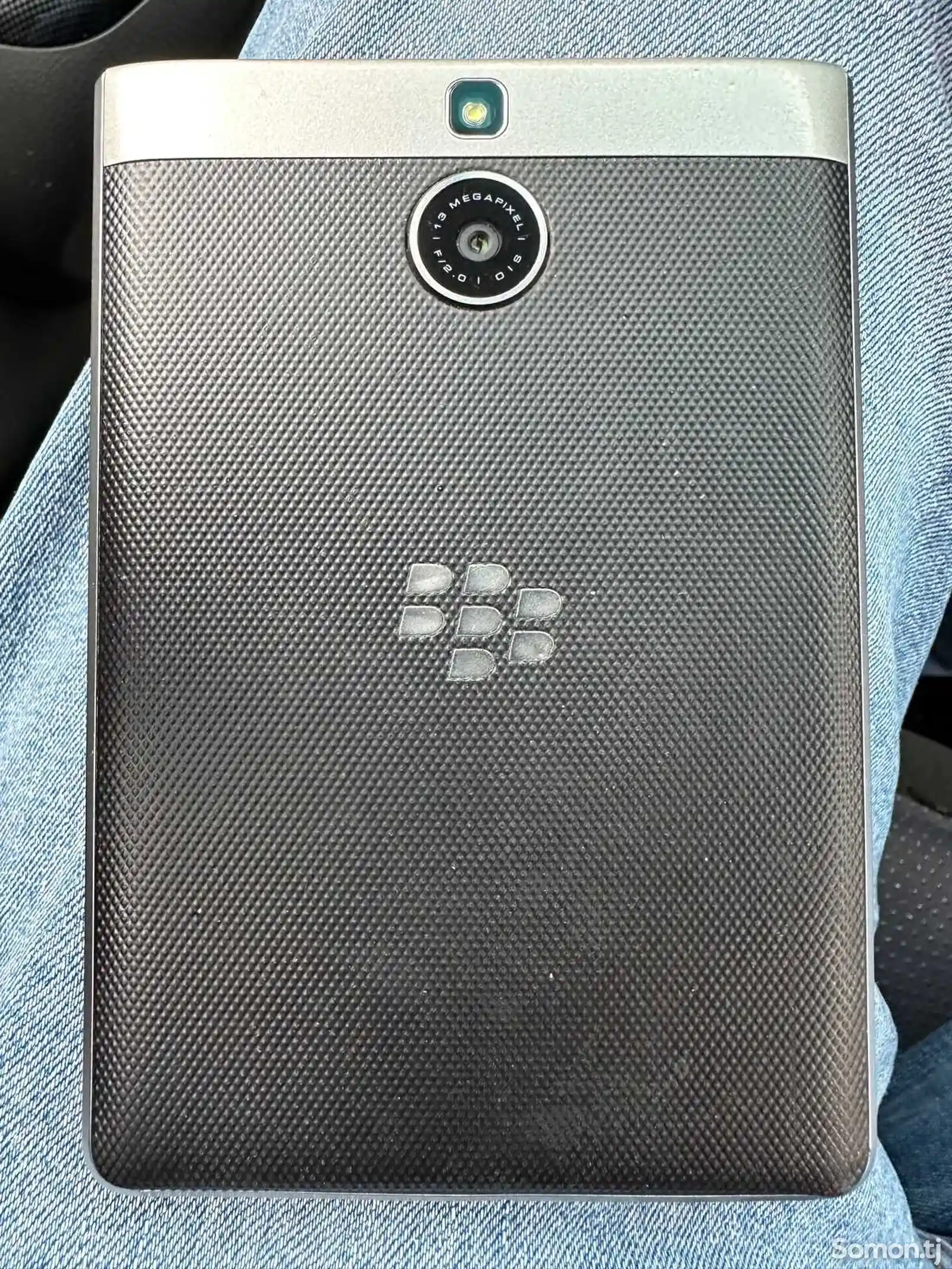 Blackberry Passport, Silver edition-2