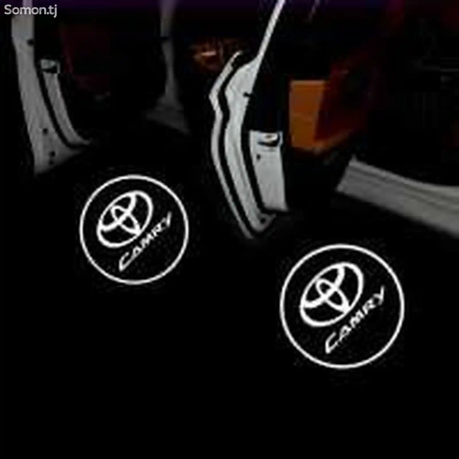 Подсветка передних дверей с логотипом Toyota Camry-2