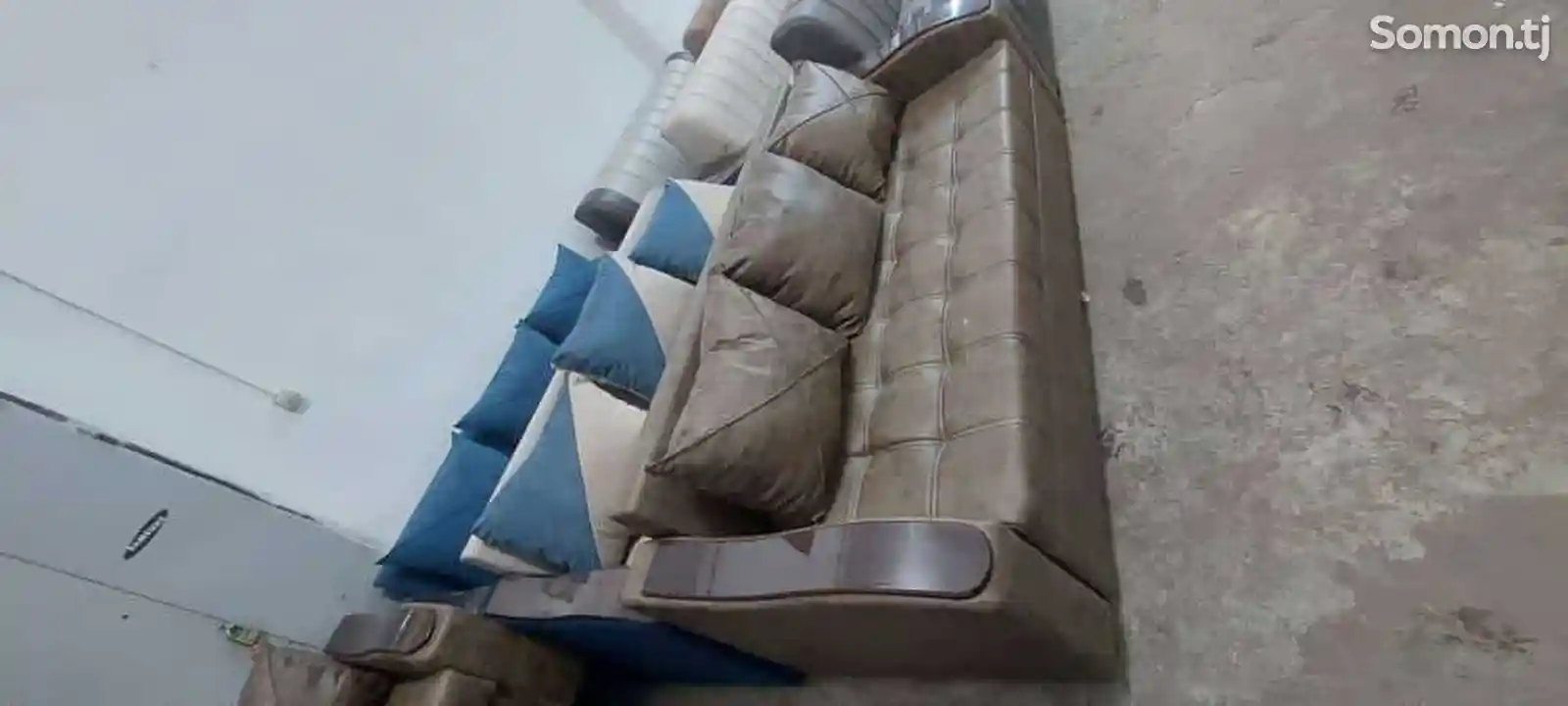 Диван с подушками-2