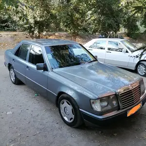 Mercedes-Benz W124, 1990