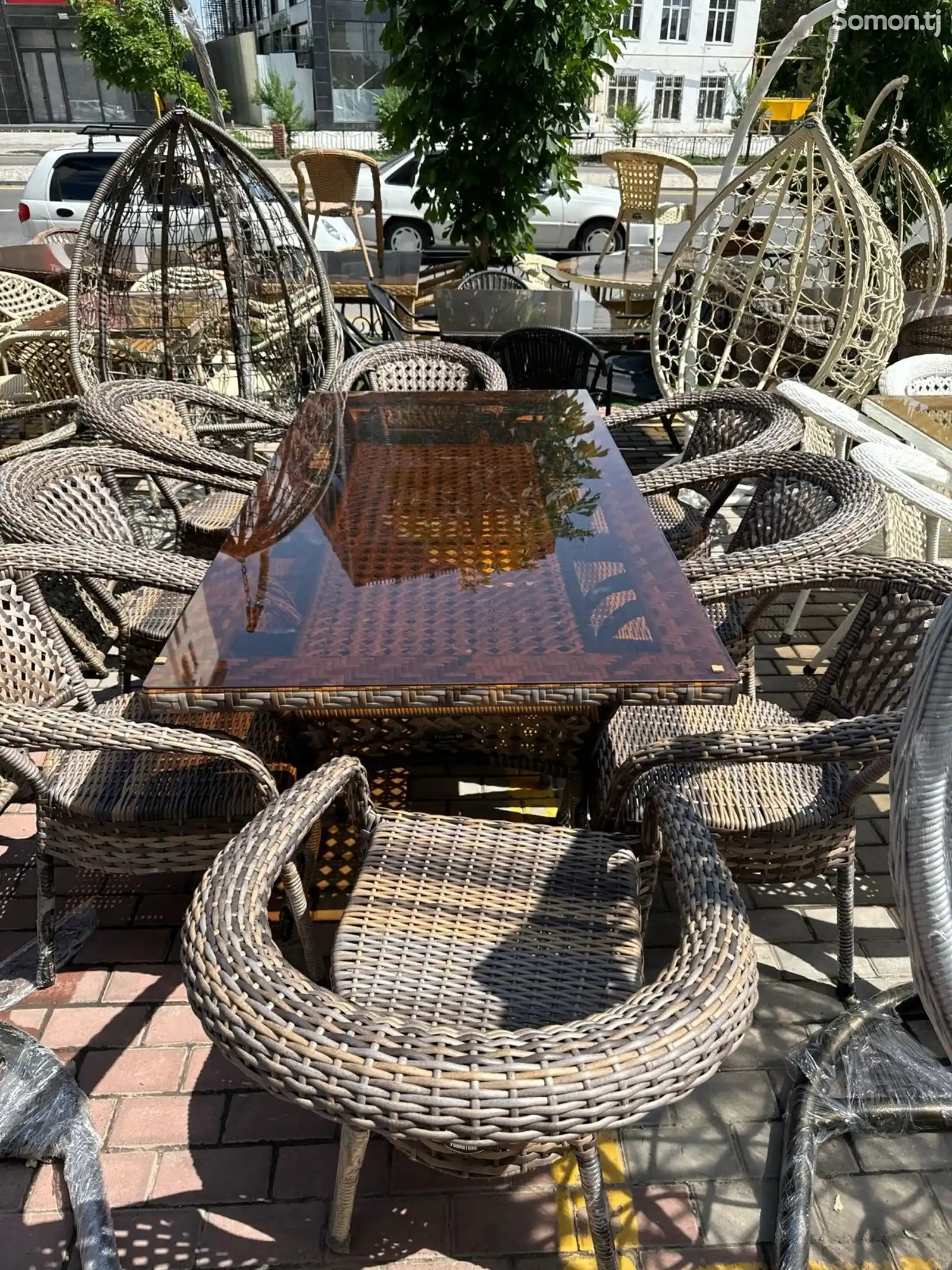 Плетенный стол и стулья-1