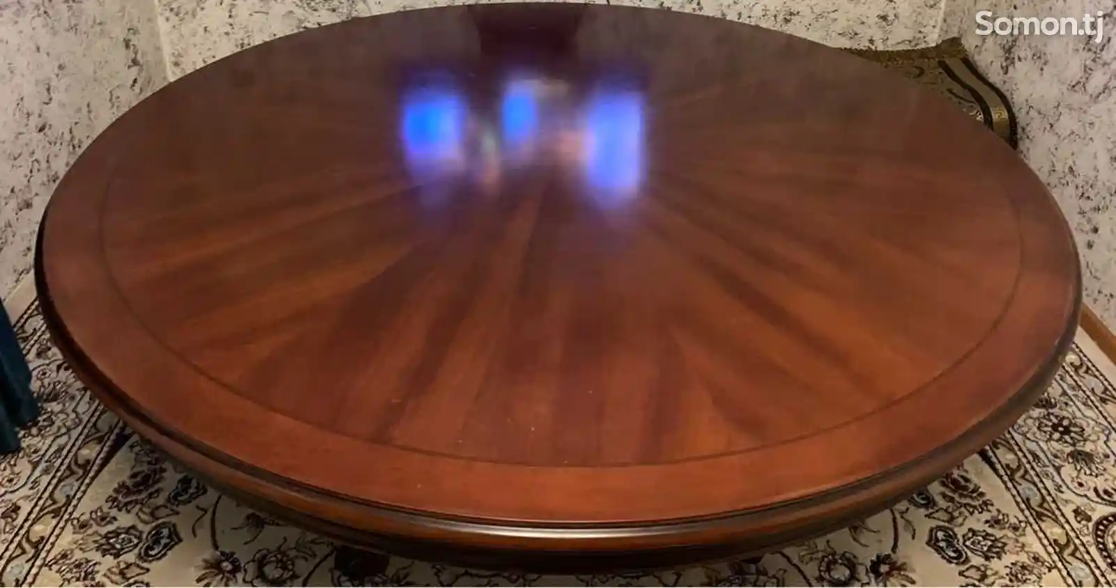 Круглый стол из дерева-1