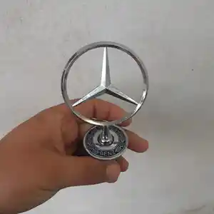Знак от Mercedes-Benz