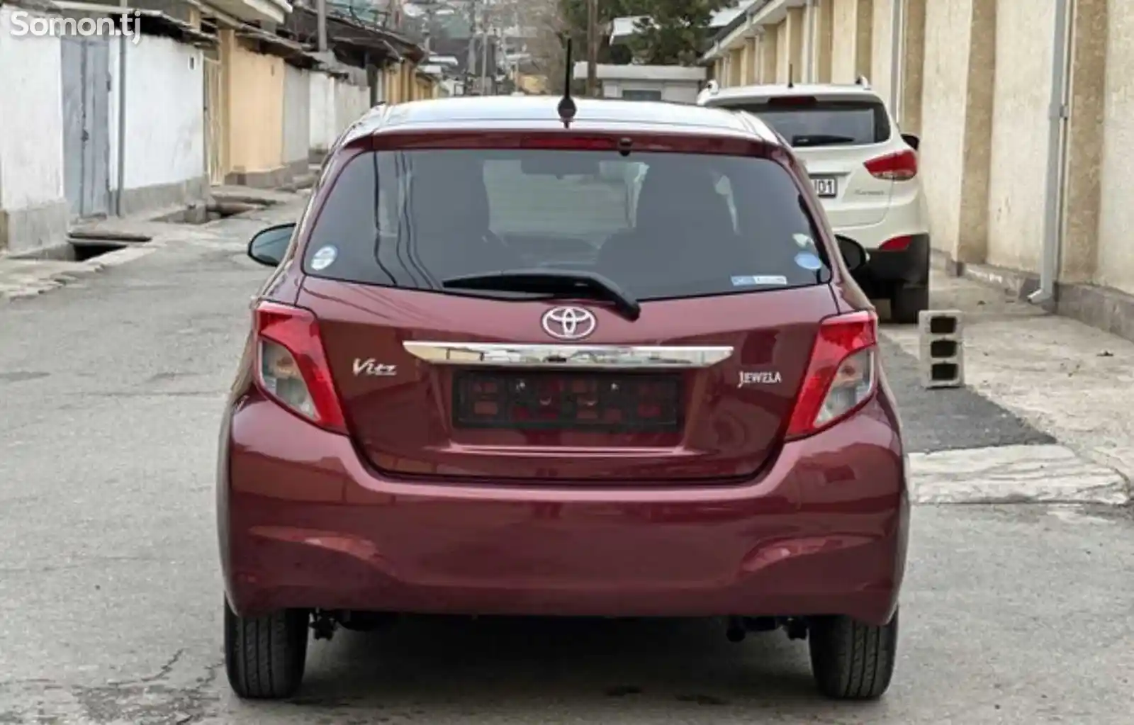 Заднее стекло на Toyota Vitz 2011