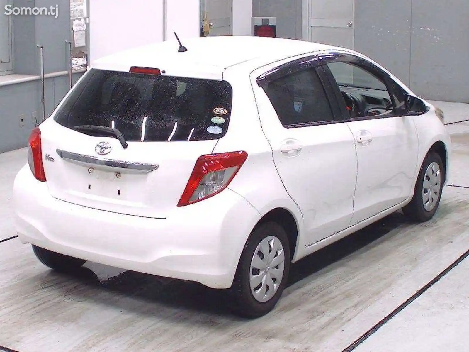 Нетанированные стекла от Toyota Vitz 2011