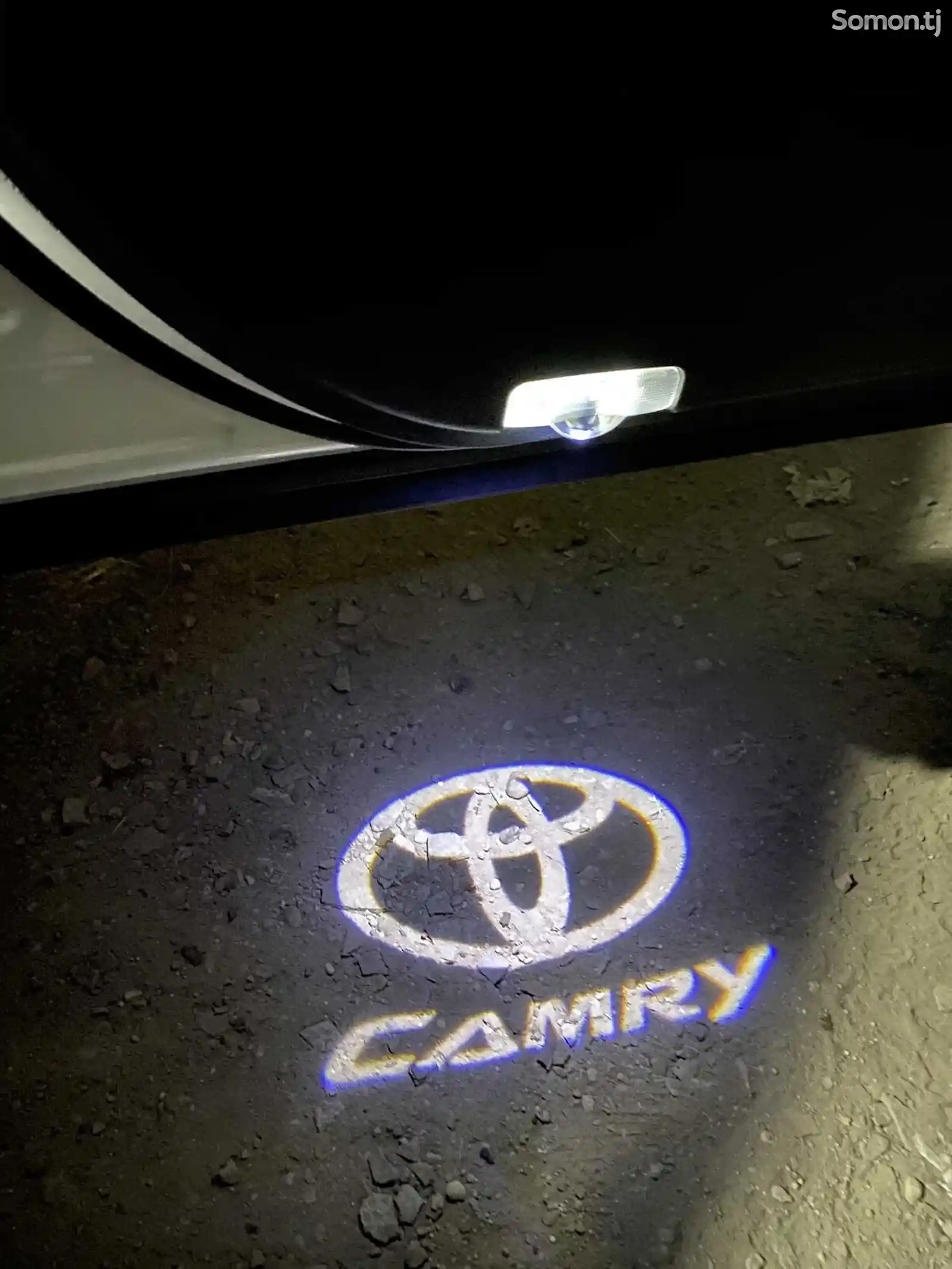 Штатная подсветка логотипа Camry на передние двери Toyota Camry-3