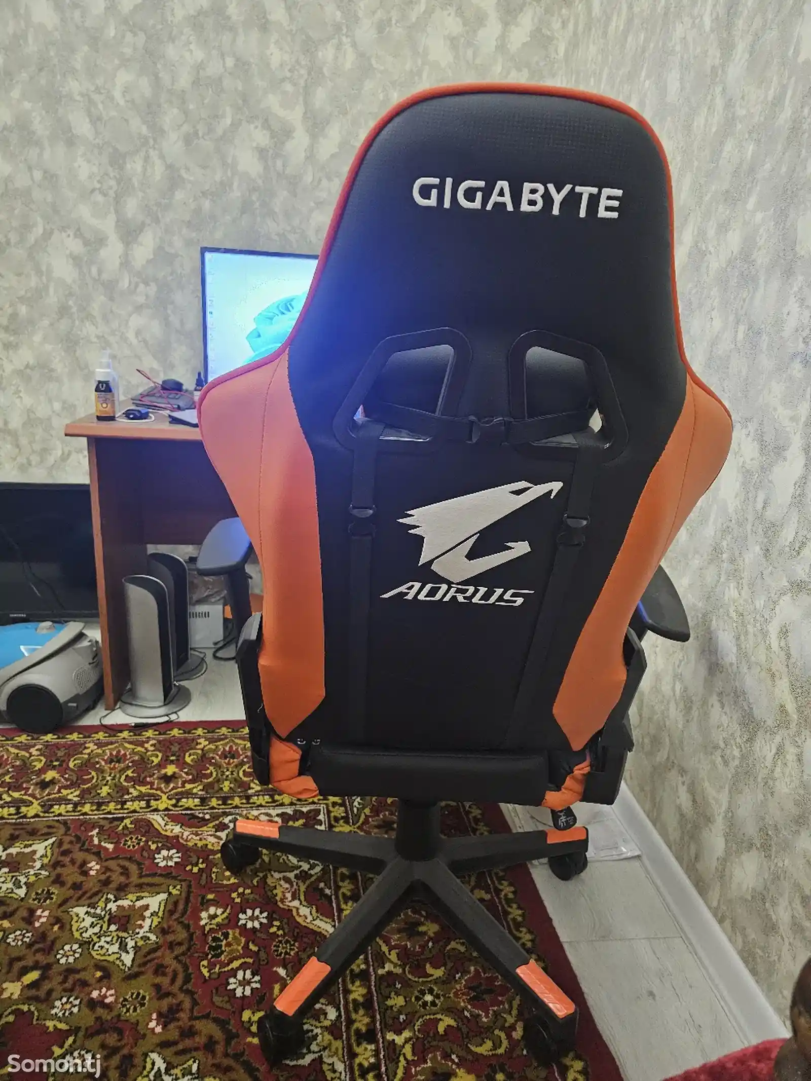 Игровое кресло Gigabyte Aorus AGC300 V2-4