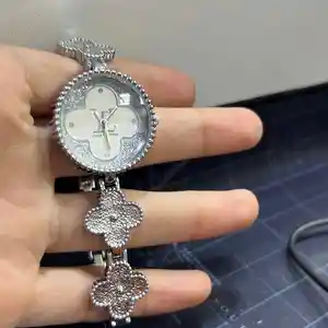 Женские часы Louis Vuitton