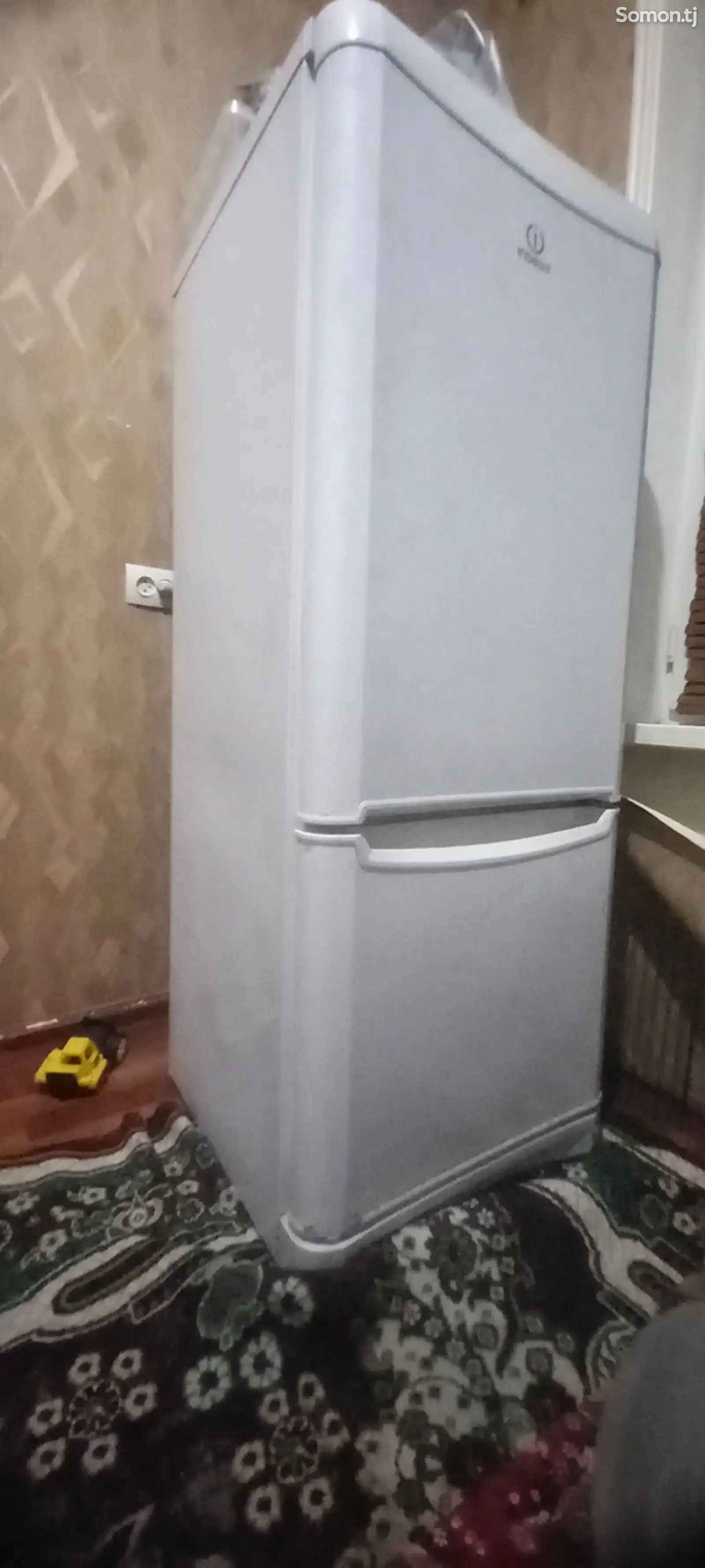 Холодильник Indesit-1