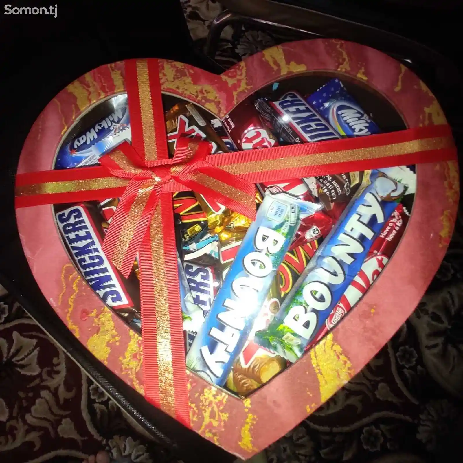 Подарочная коробка в форме сердца с шоколадами-2
