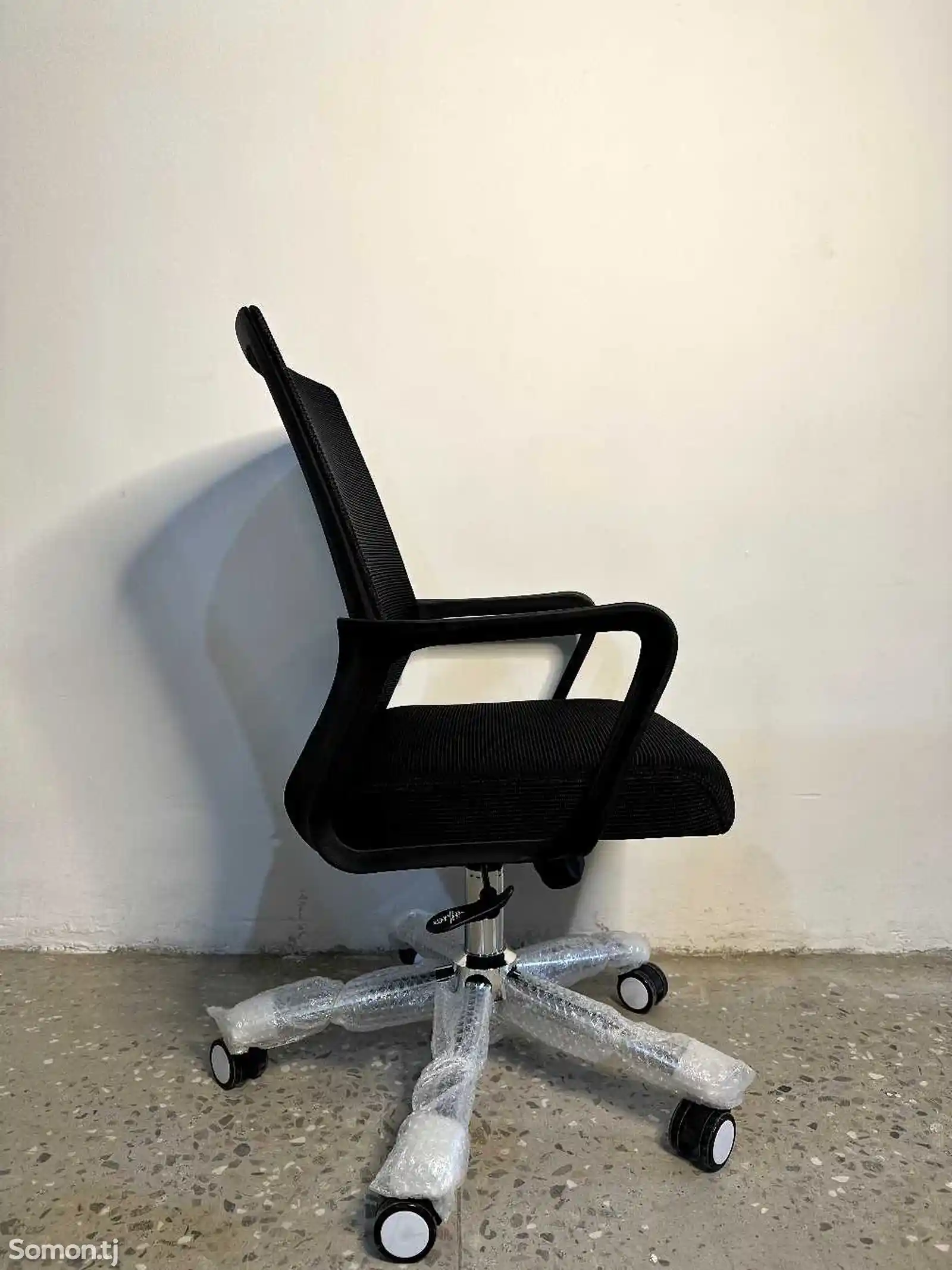 Кресло офисное Deli-4