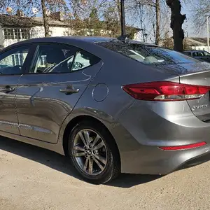 Hyundai Elantra, 2017