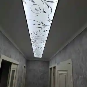 Зеркальный потолок с узорами