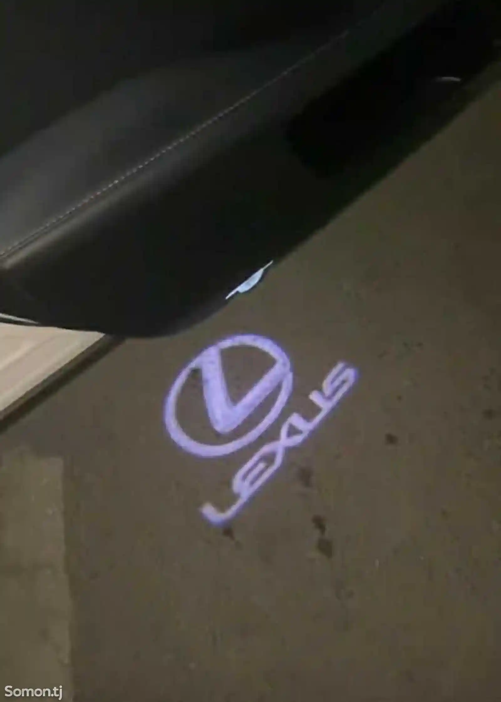 Штатная подсветка логотипа Lexus на дверь-1