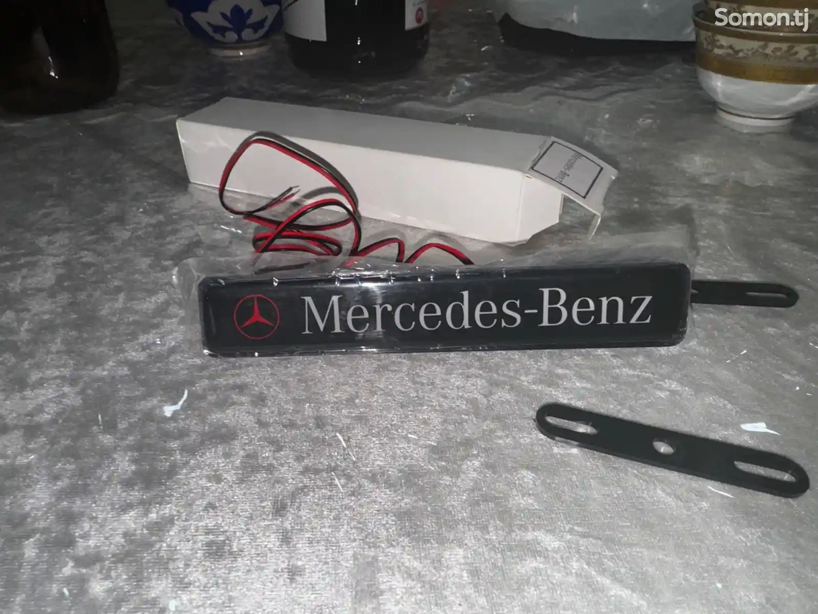 Логотип на Mercedes Benz-2