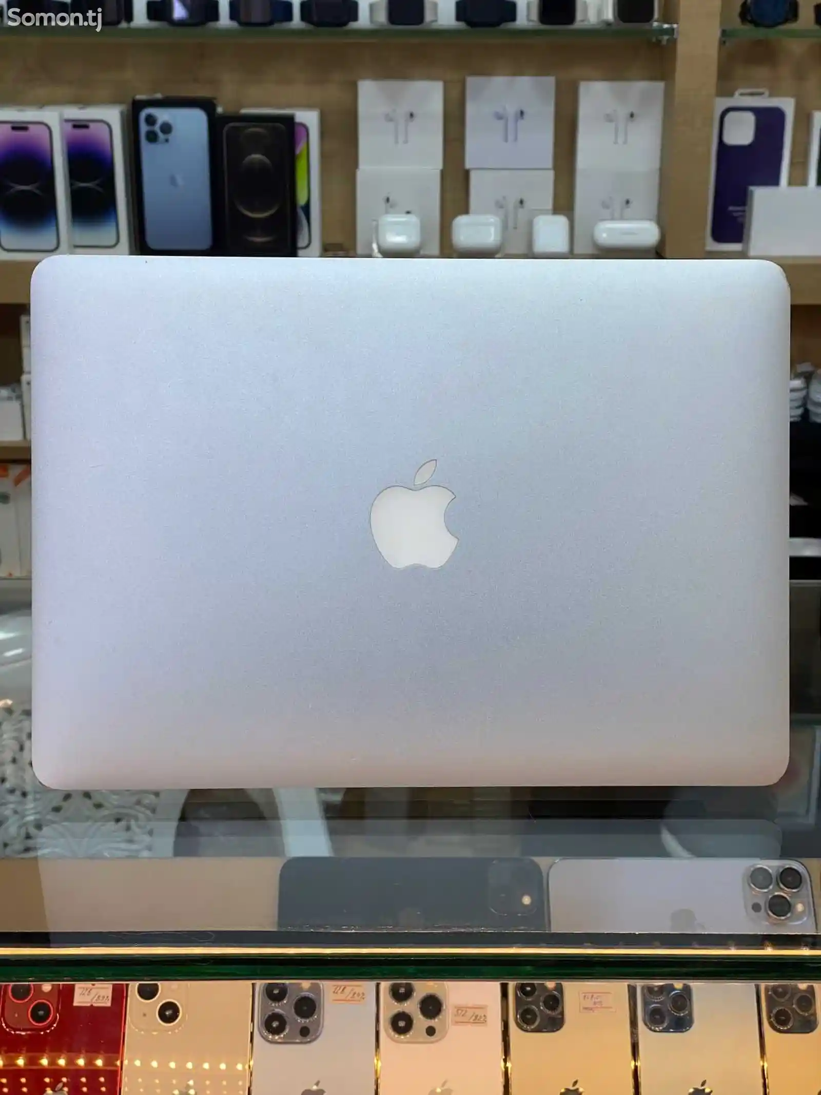 Ноутбук MacBook-4