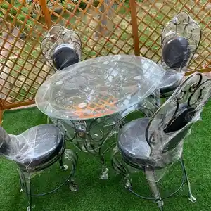 Стеклянные стол и стулья