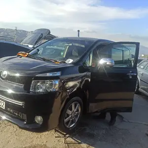 Toyota Voxy, 2010