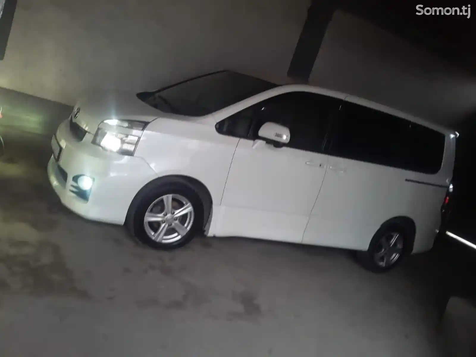 Toyota Voxy, 2011-1