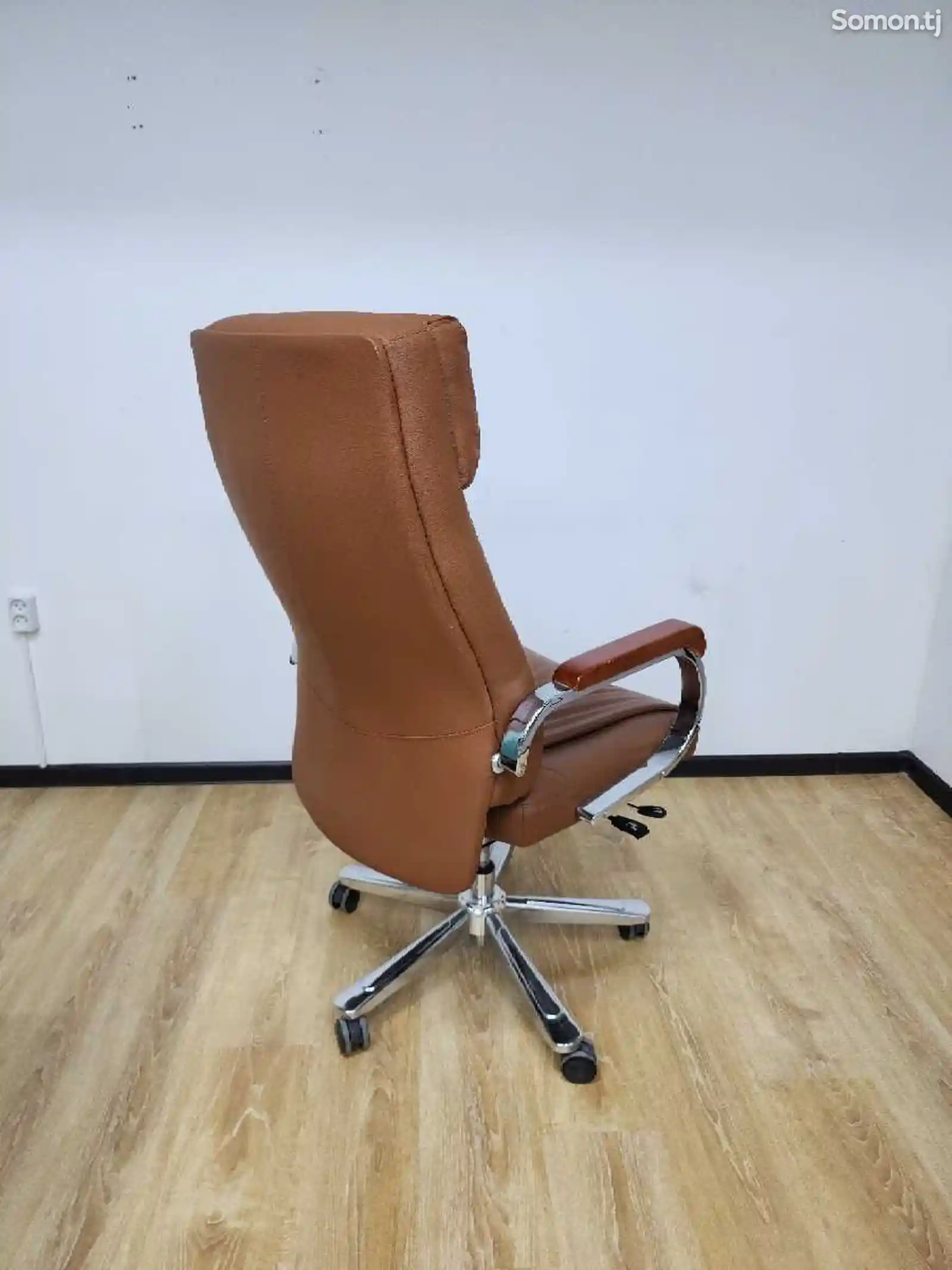 Офисное руководительское кресло-3