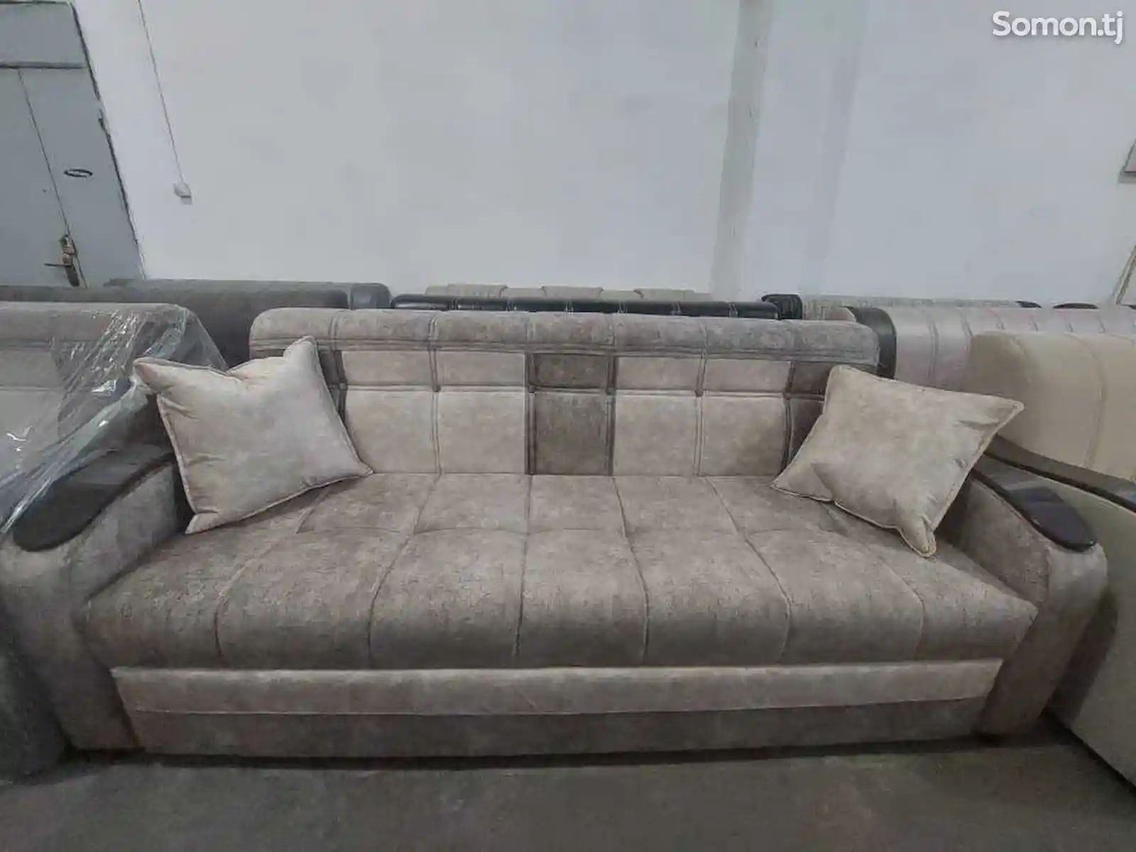 Мягкий диван с подушкой