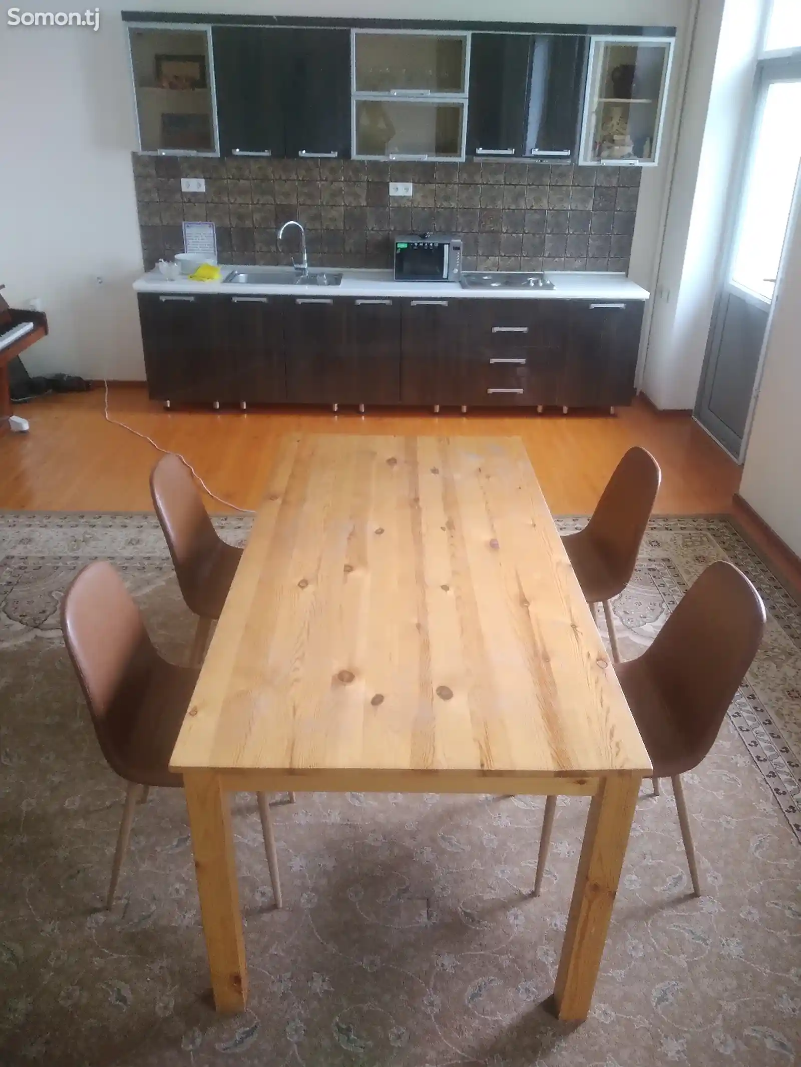 Деревянный стол с мягкими кожаными стулями-2