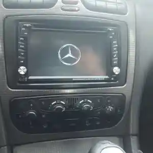 Штатный монитор от Mercedes-Benz