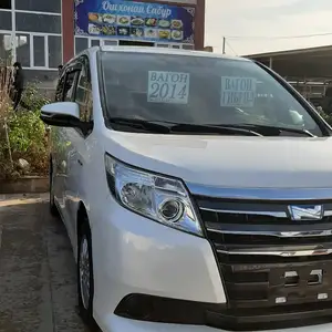 Toyota Noah, 2014