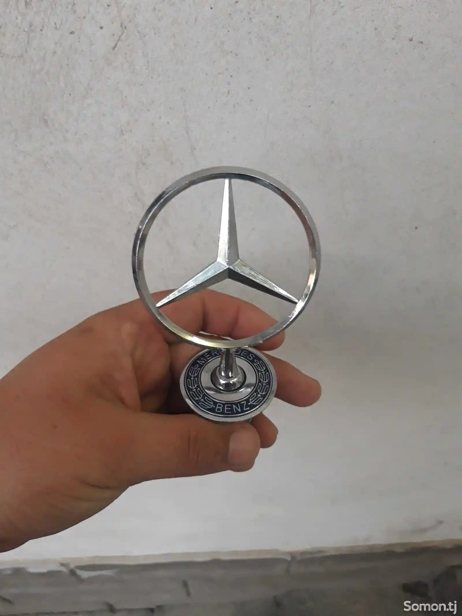 Знак от Mercedes-Benz
