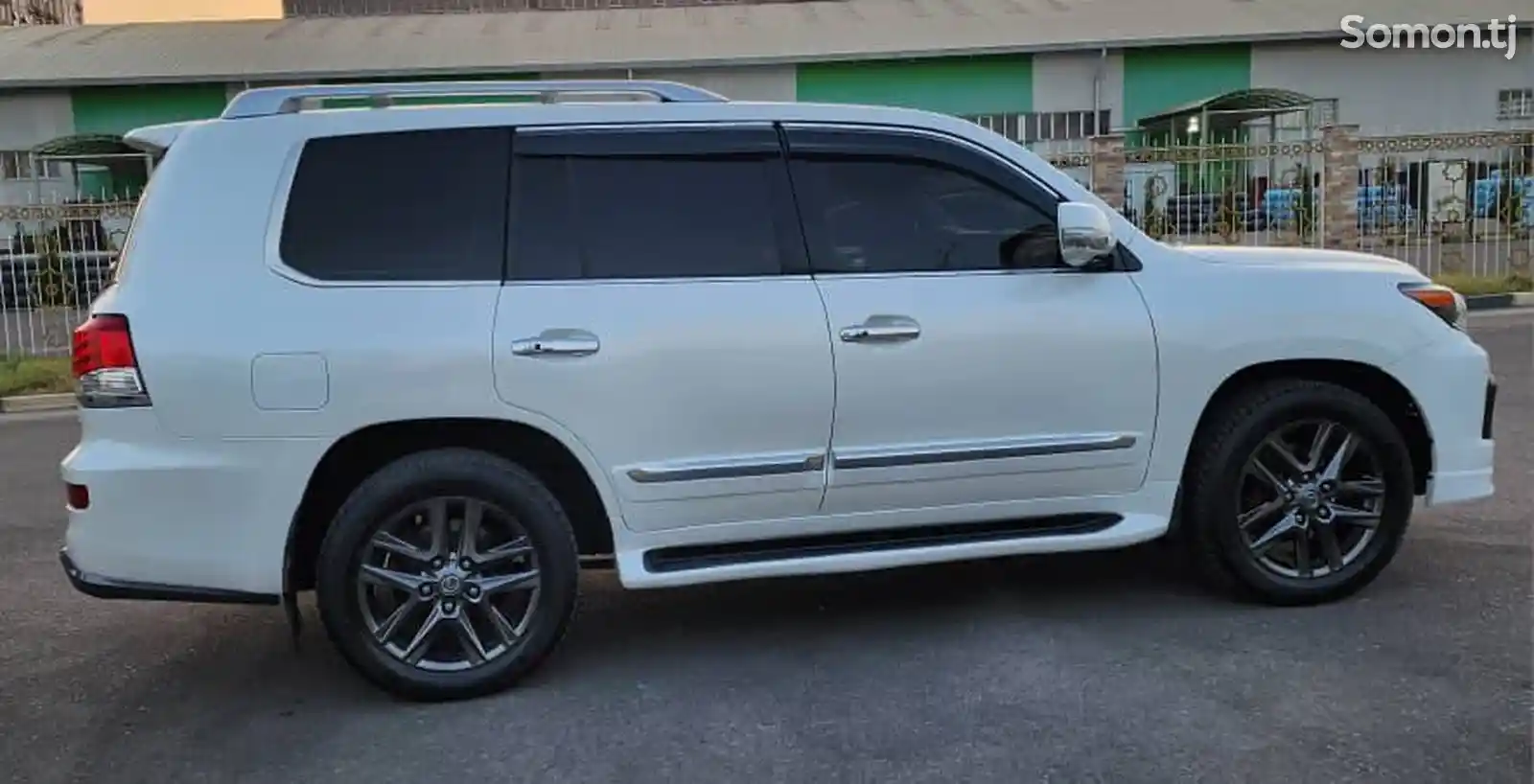 Lexus LX series, 2010-12