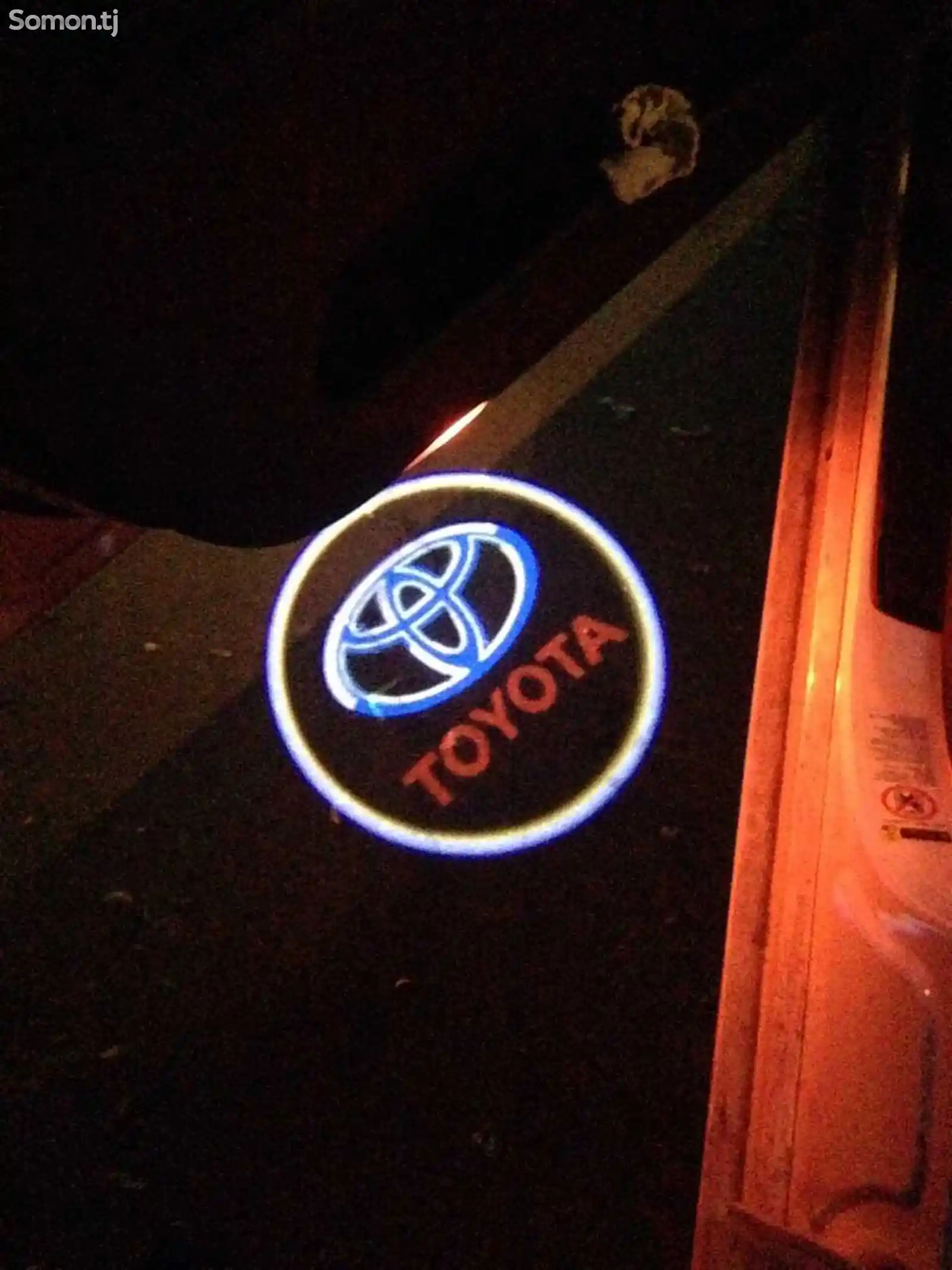 Подсветка логотипа на Toyota Camry-1