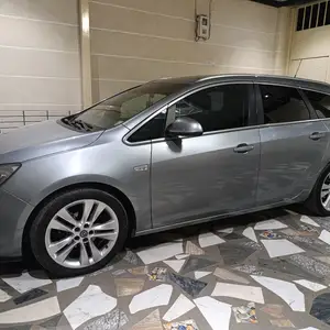 Opel Astra J, 2011