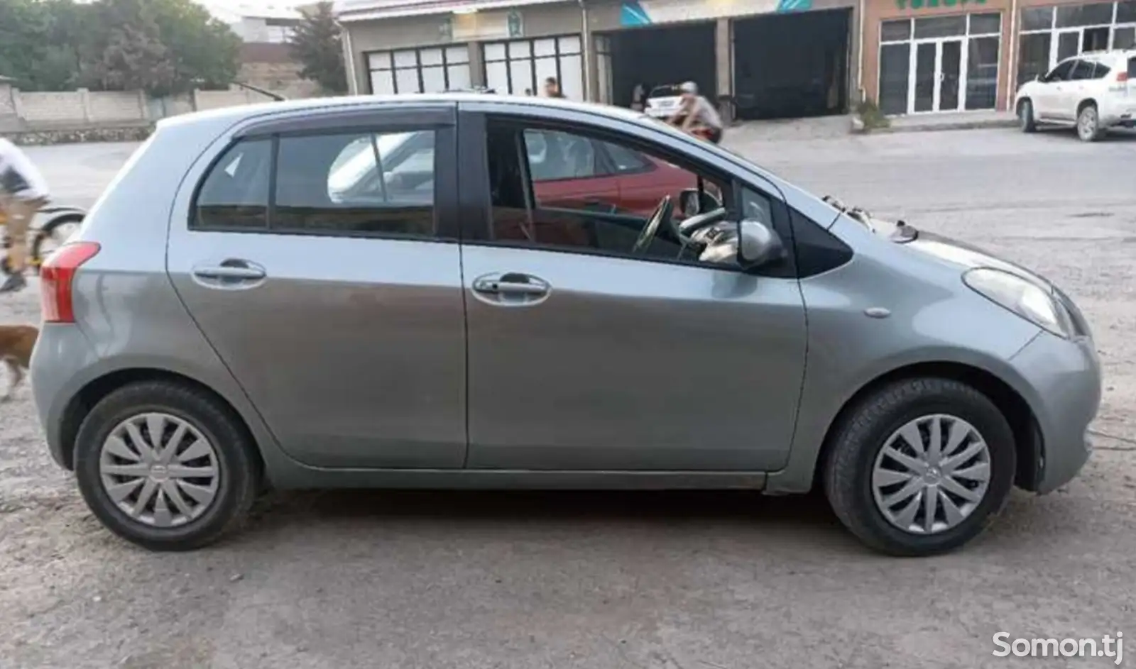 Стекло дверей Toyota Vitz