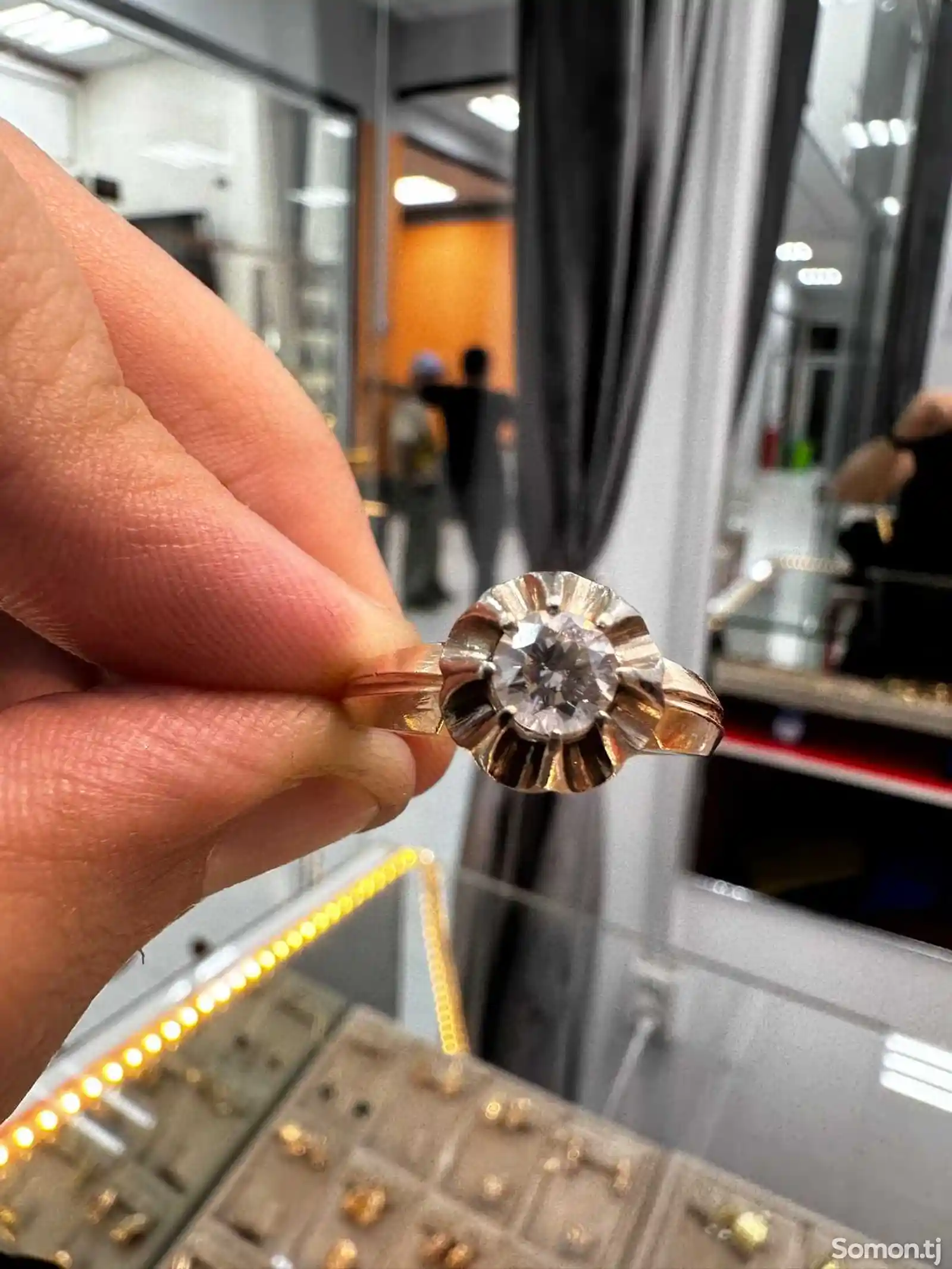 Золотое кольцо с бриллиантом 1 карат-1