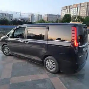 Toyota Voxy, 2015