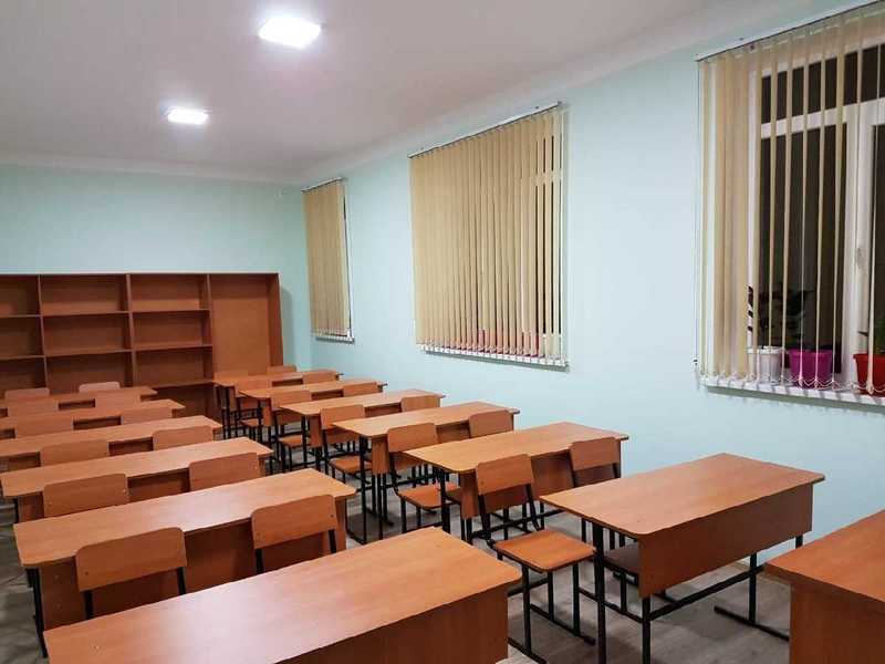 школьница на парте 
