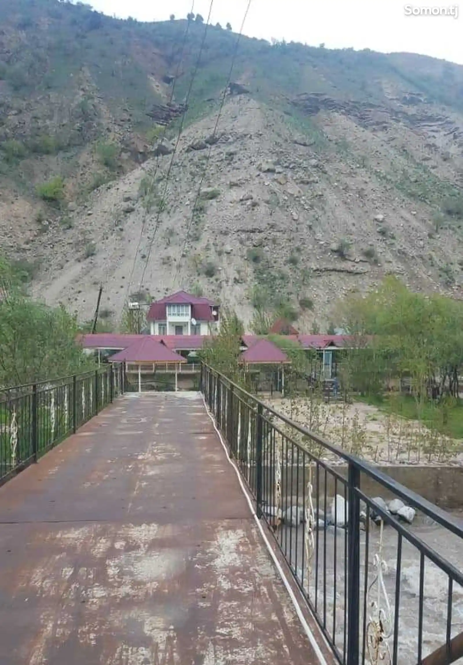 3 этажн. 10-комн. дом, 14 соток,вдоль главной дороги от реки, 41 км от Душанбе-2