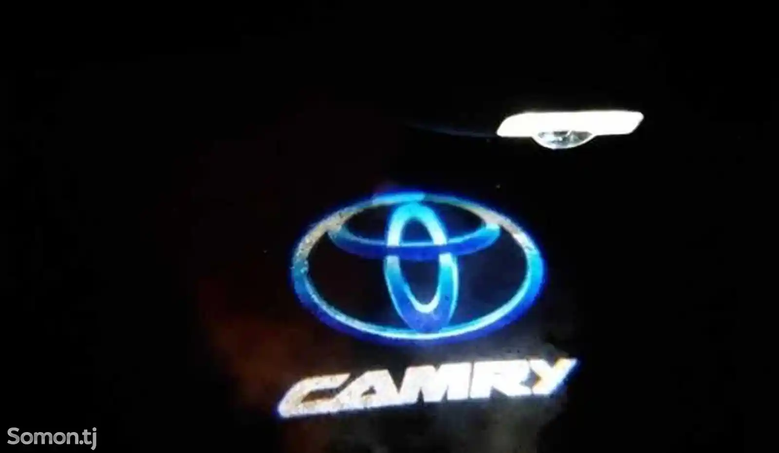 Логотип под передние двери Toyota Camry-2