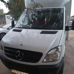 Бортовой грузовик Mercedes, 2011