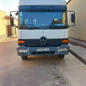Бортовой грузовик Mercedes