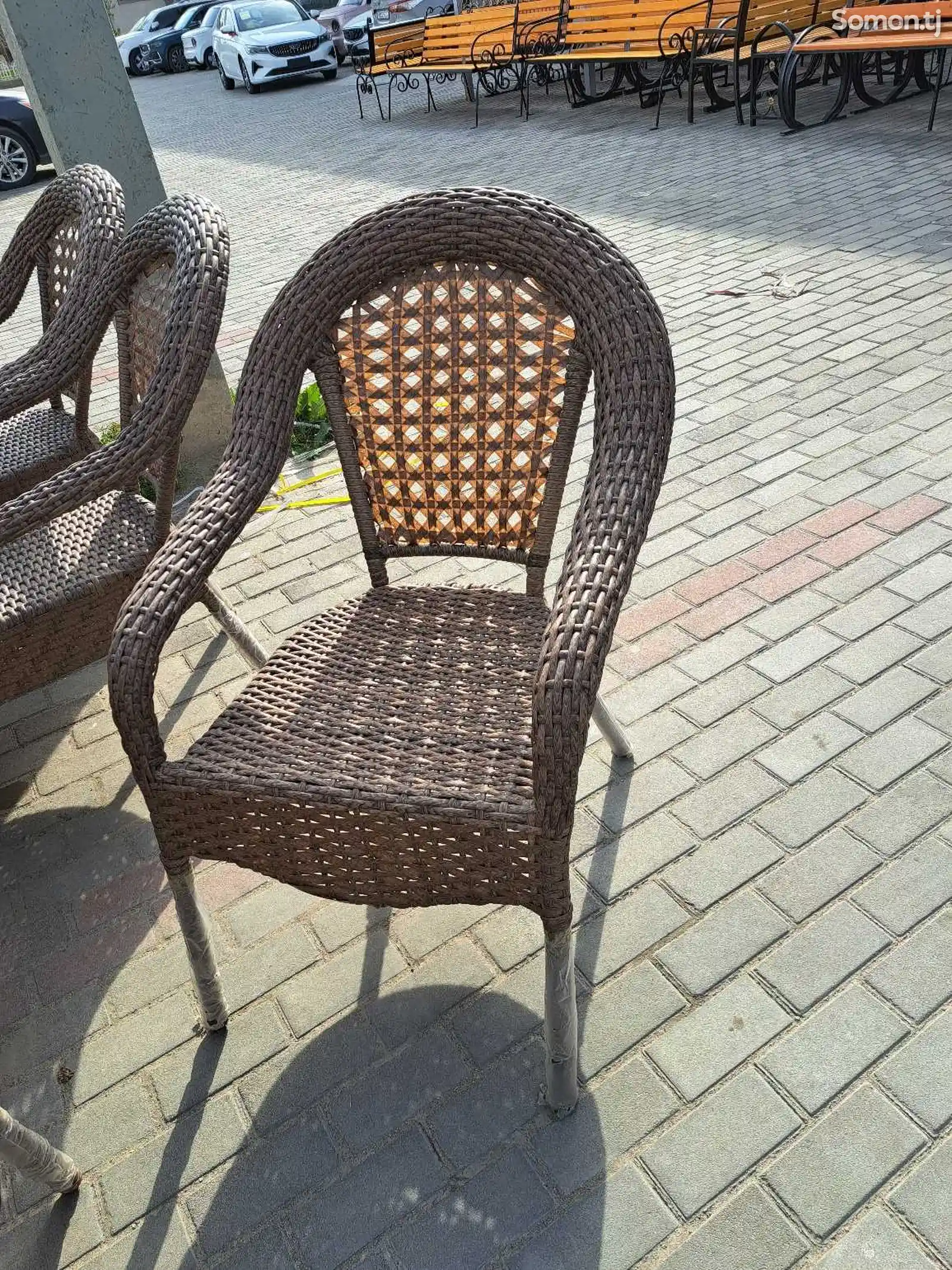Плетенный стол со стульями-4