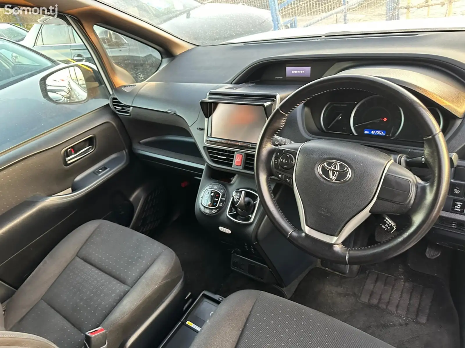 Toyota Voxy, 2015-6