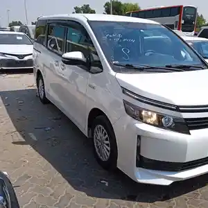 Toyota Voxy, 2014