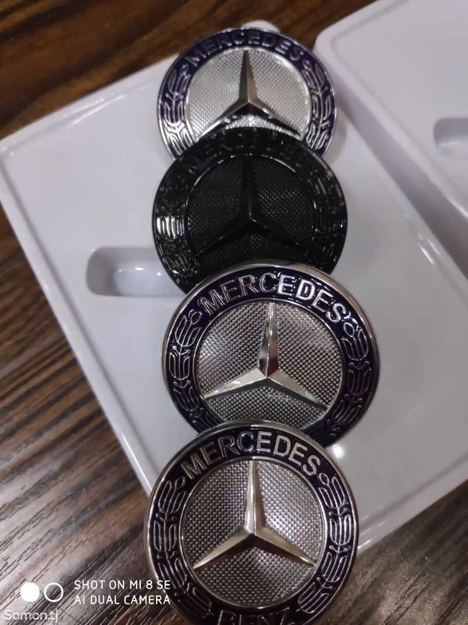 Эмблема на решетку радиатора на Mercedes Benz-2
