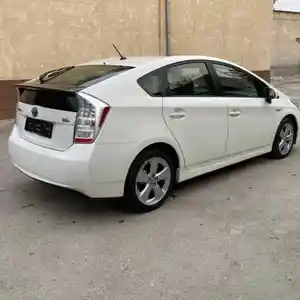 Не тонированые стекла на Toyota Prius