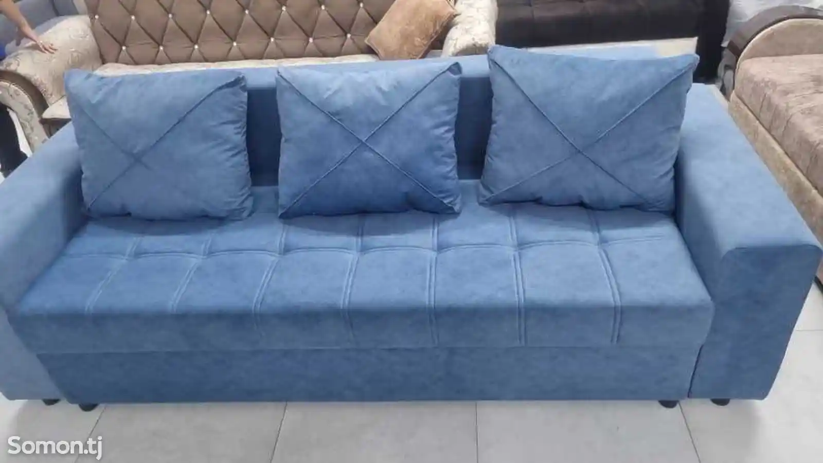Раскладной диван с подушками