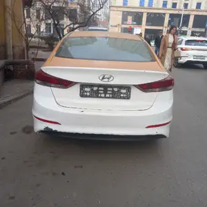 Hyundai Elantra, 2018