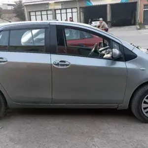 Стекло дверей на Toyota Vitz 2005-2010