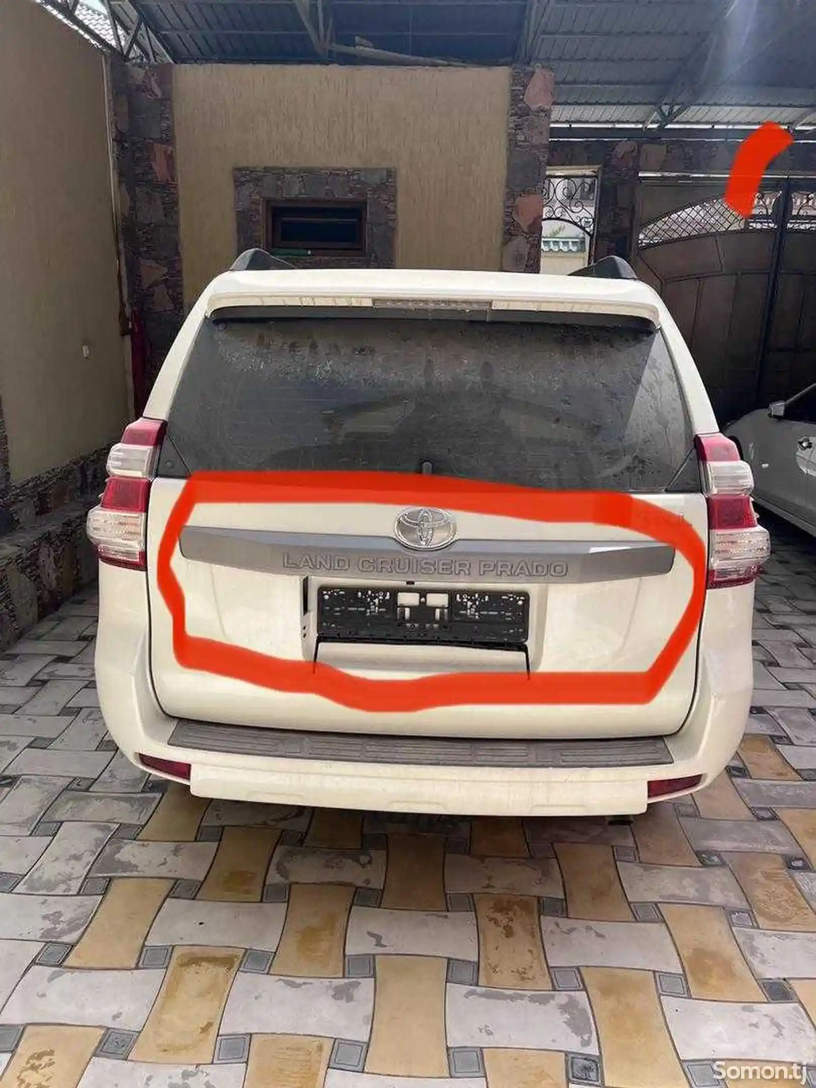 Накладка задней Двери Toyota Prado 150 2019-1