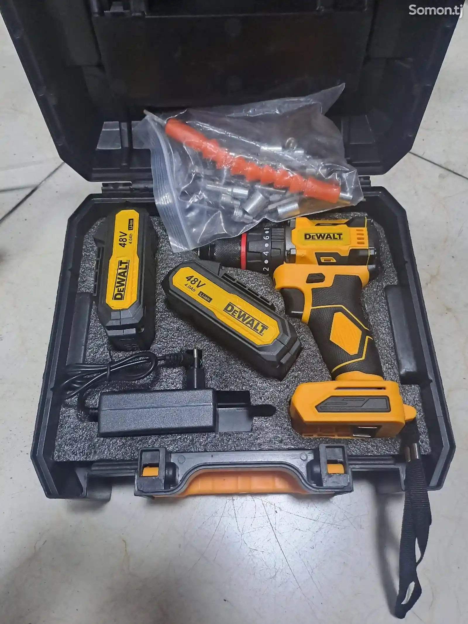 Шуруповёрт бесщеточный DeWalt-1